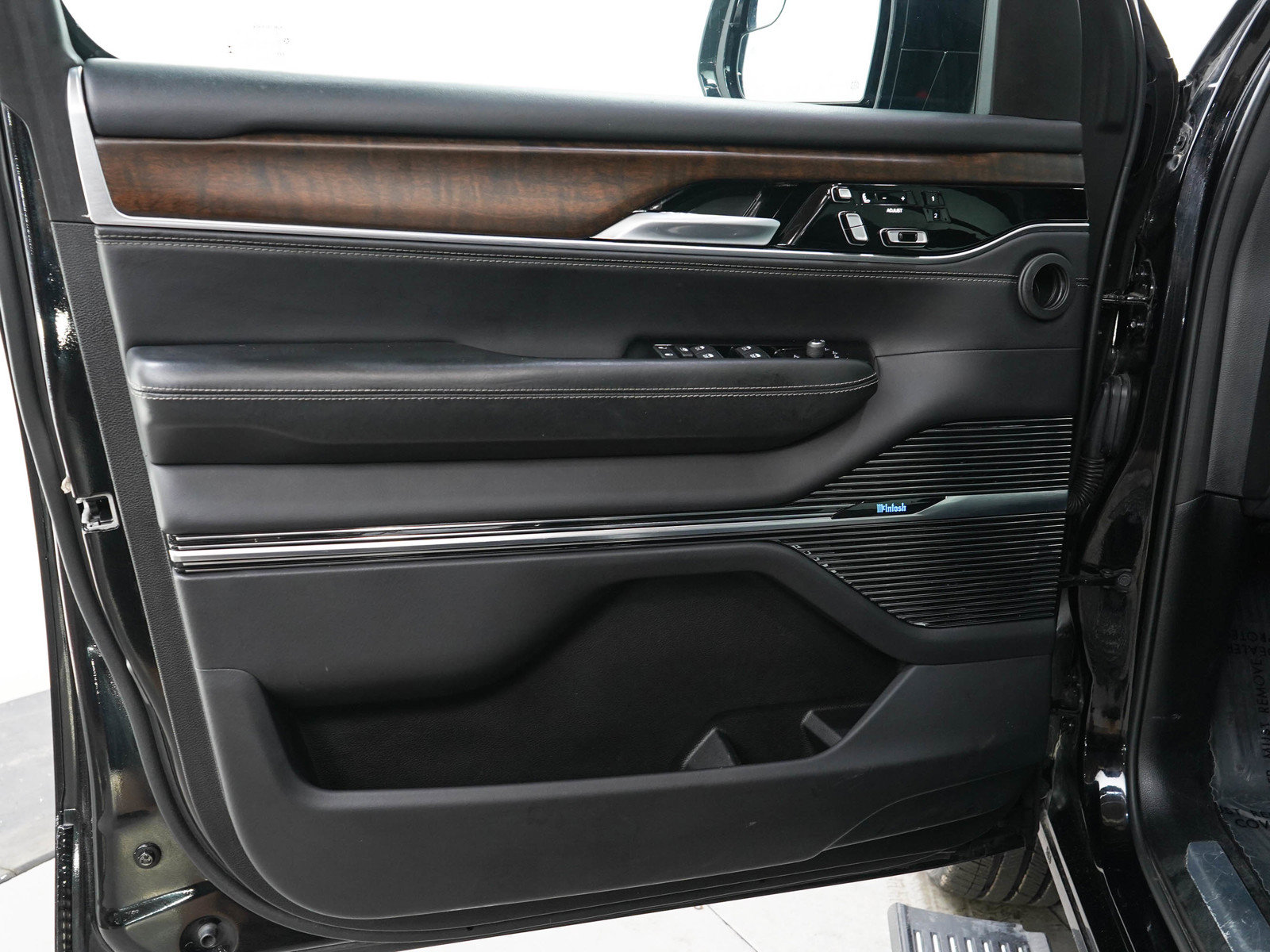 Used 2023 Jeep Grand Wagoneer Series II AWD/4WD image 22