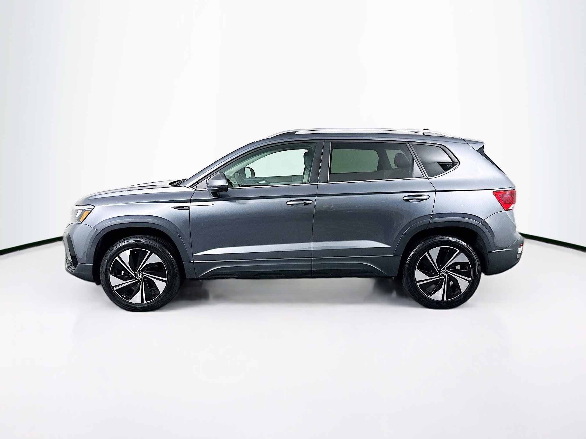 Used 2024 Volkswagen Taos SE image 4