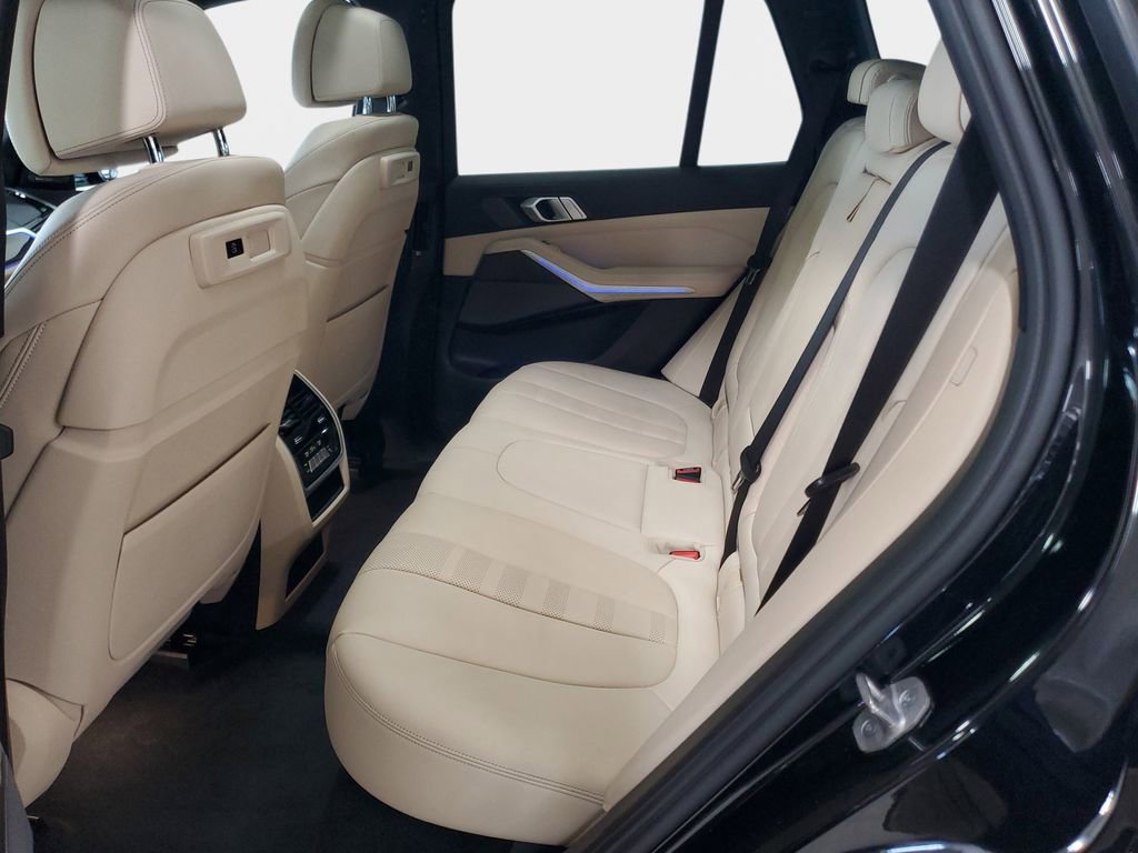 Used 2021 BMW X5 M50i image 28