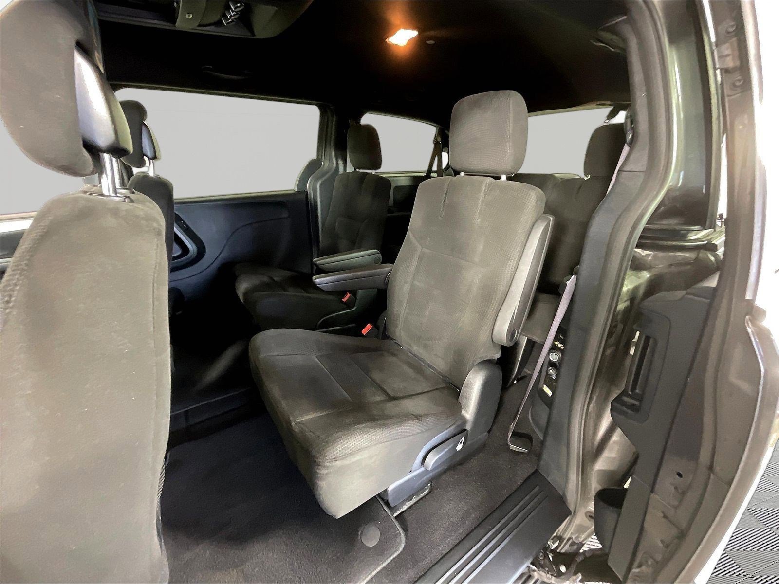 Used 2015 Dodge Grand Caravan SXT w/ Blacktop Package FWD image 22