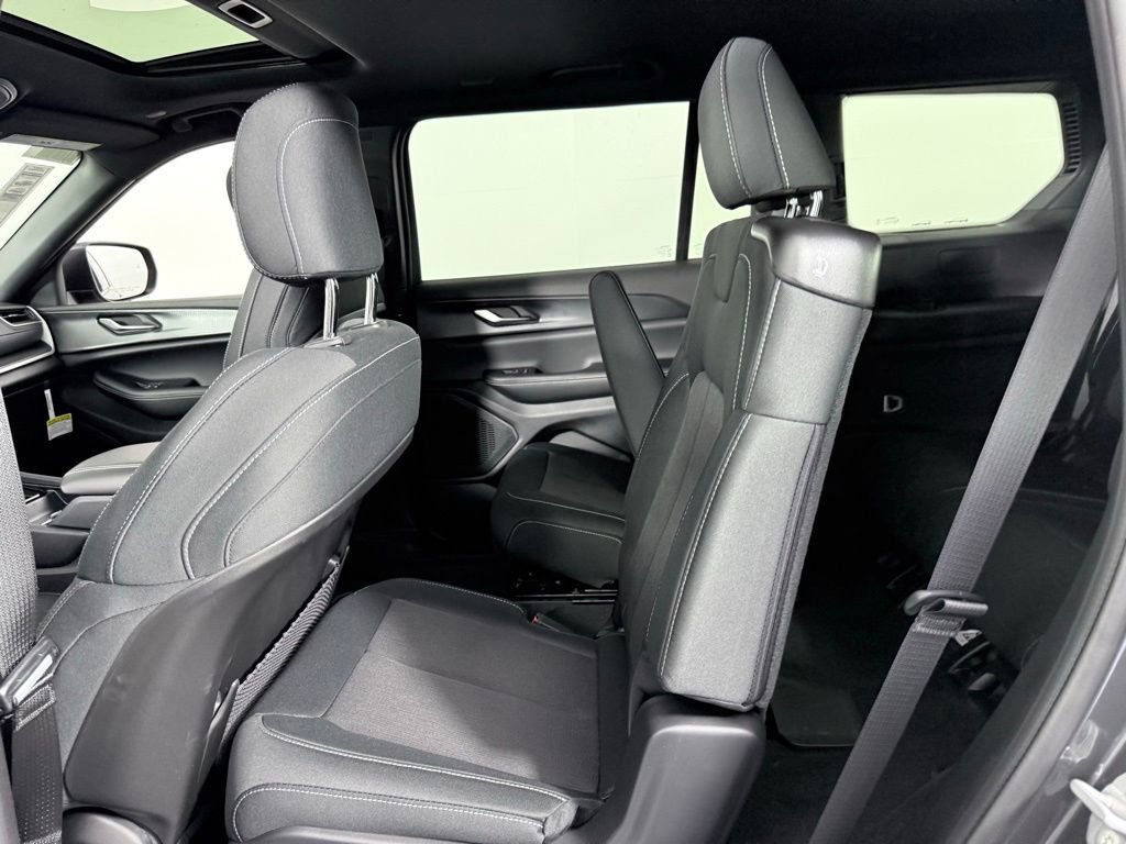 New 2025 Jeep Grand Cherokee L Laredo image 18