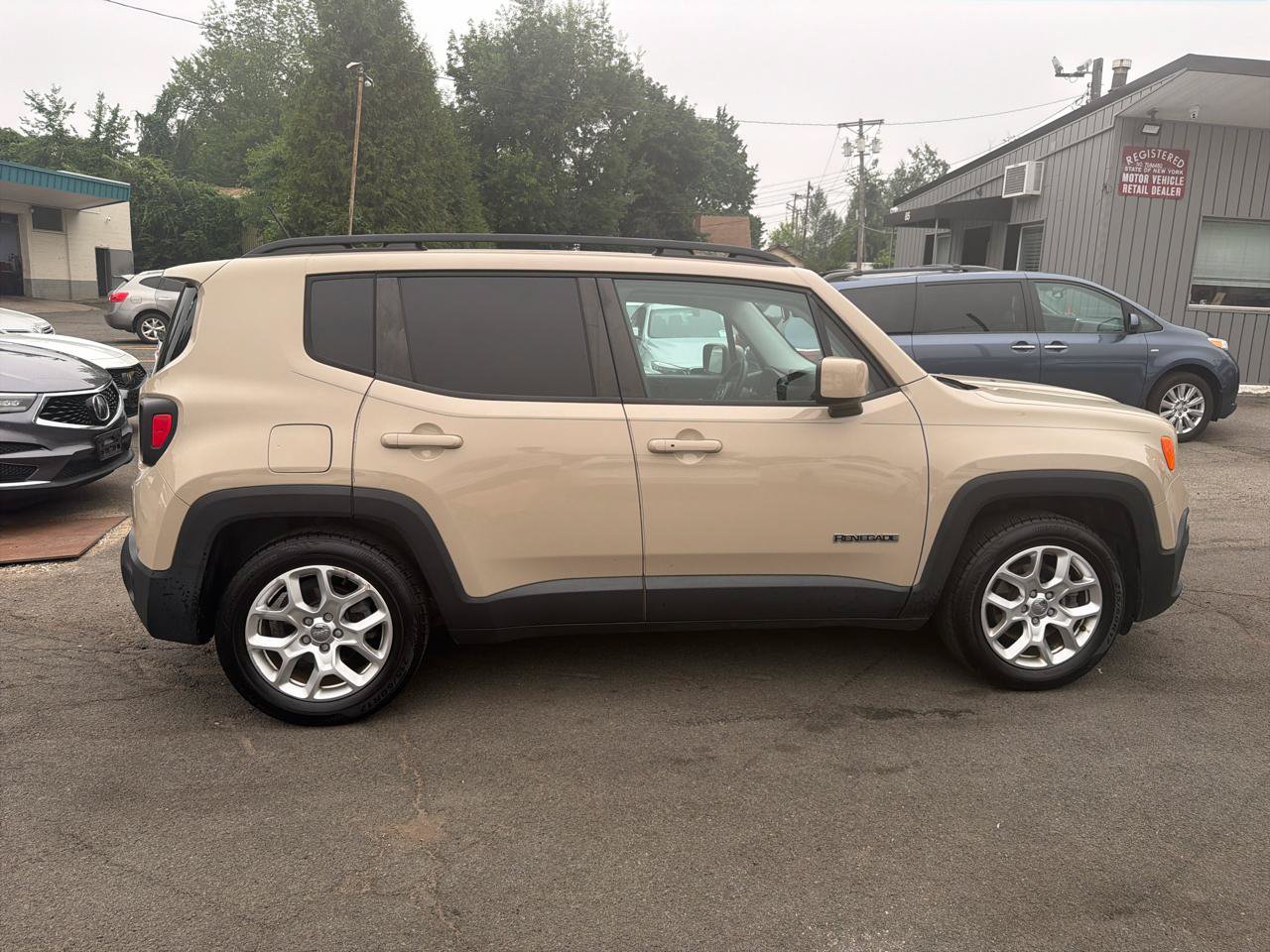 Used 2016 Jeep Renegade Latitude FWD image 6