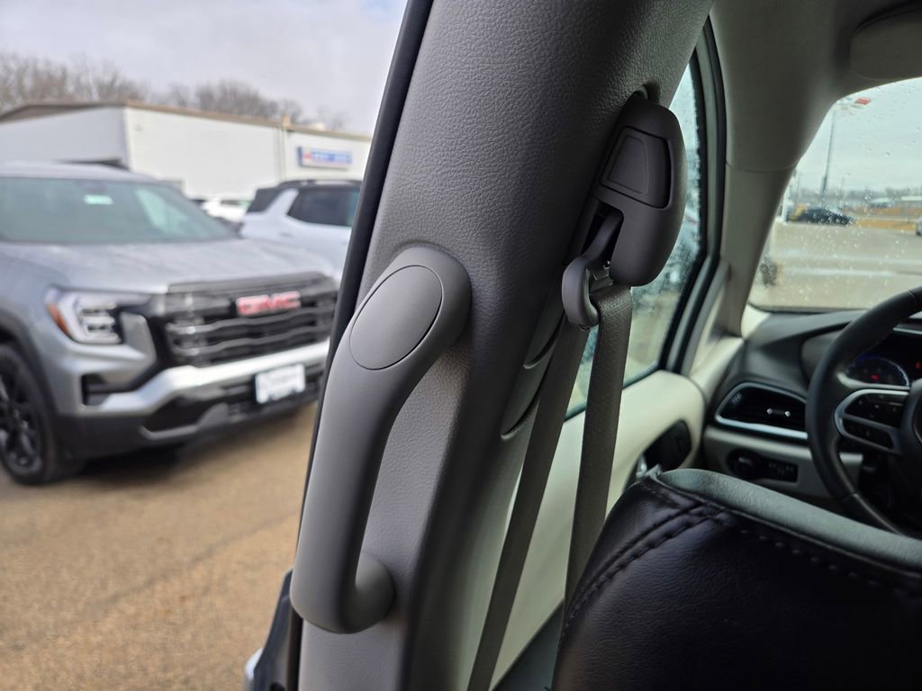 Used 2024 Chrysler Pacifica Touring-L FWD image 30