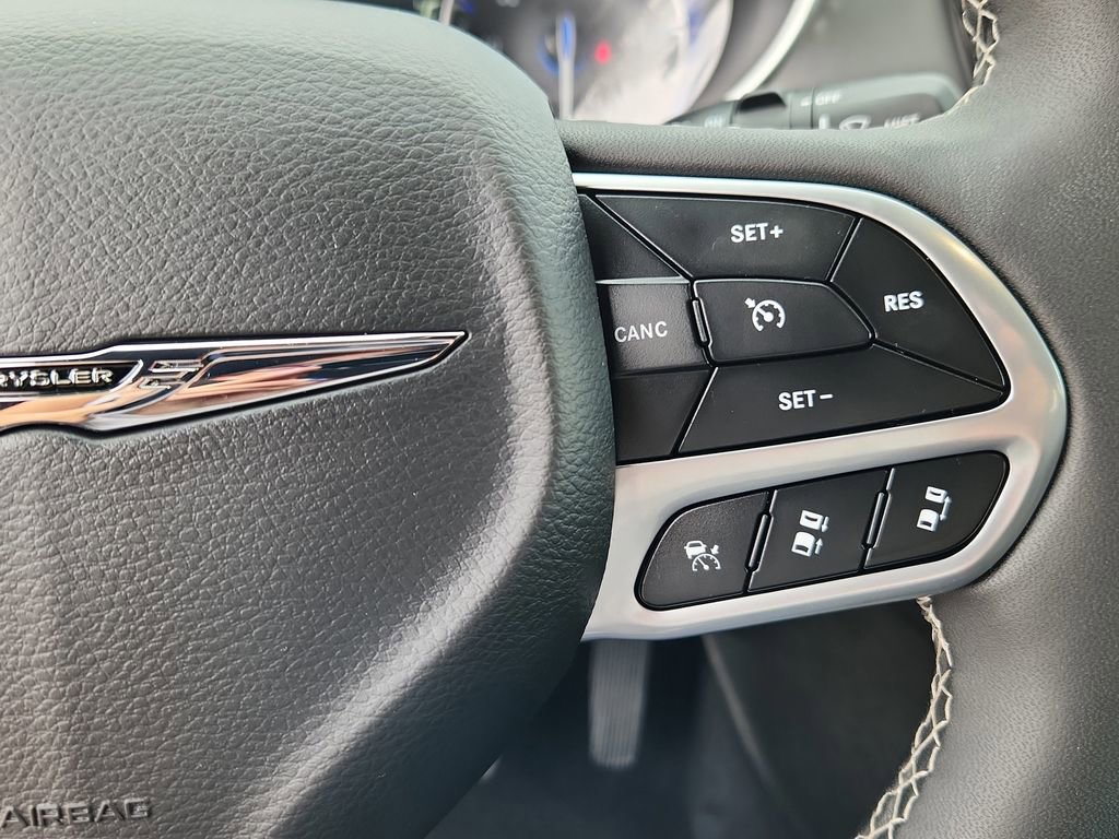 Used 2025 Chrysler Pacifica Select image 20