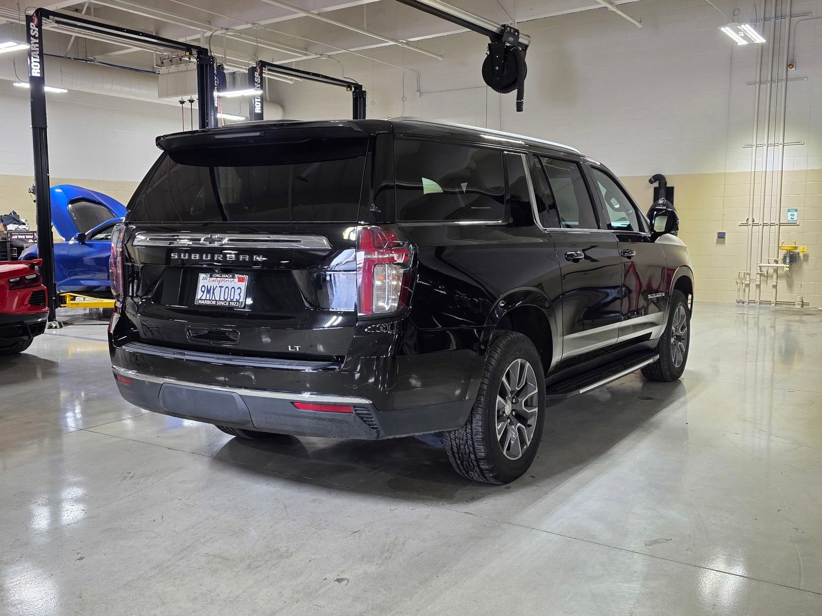 Used 2024 Chevrolet Suburban LT w/ LT Signature Package image 7