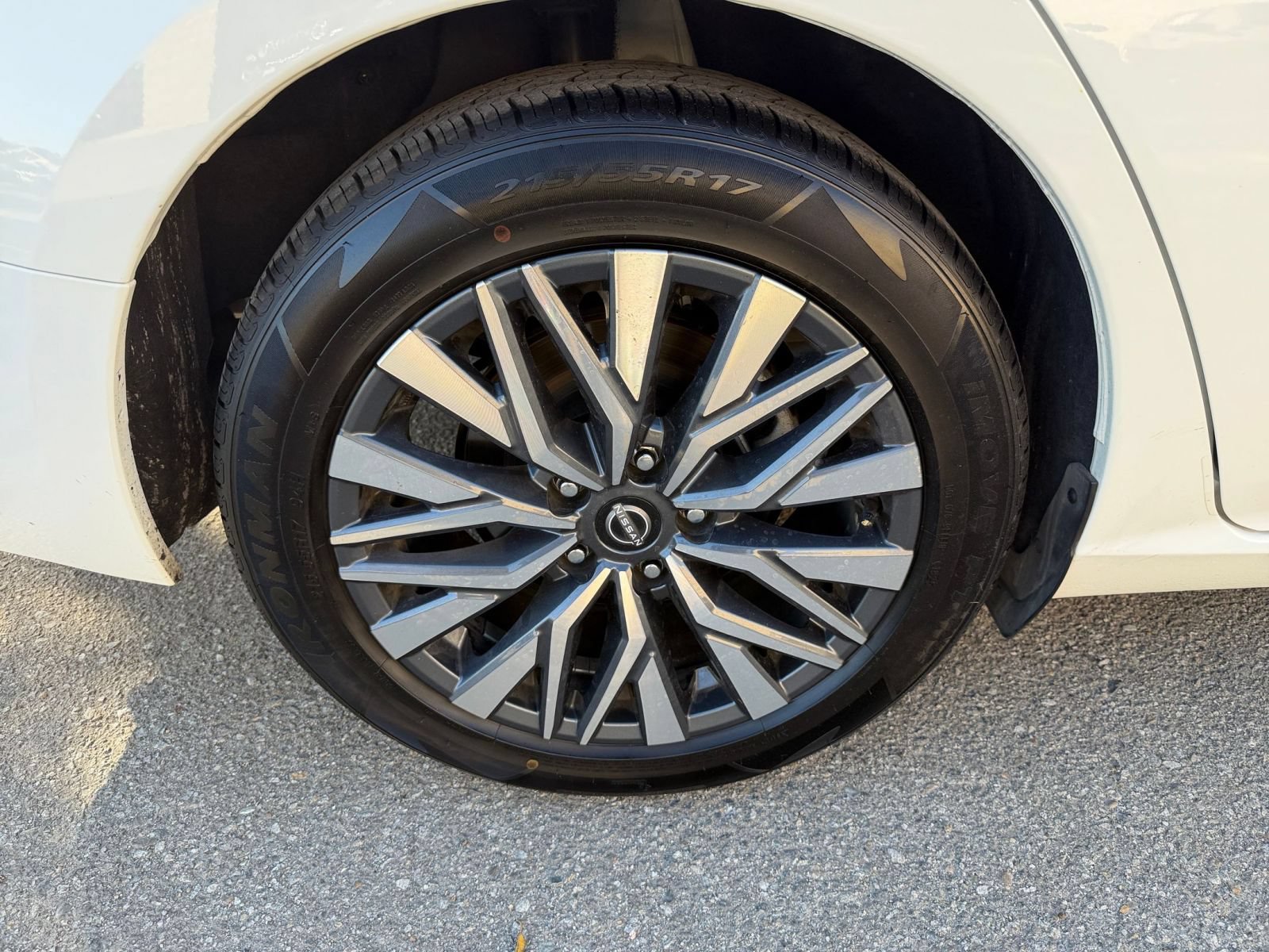 Used 2025 Nissan Altima 2.5 SV FWD image 29