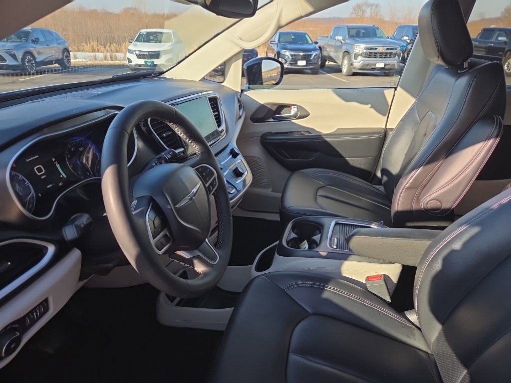 Used 2024 Chrysler Pacifica Touring-L image 8