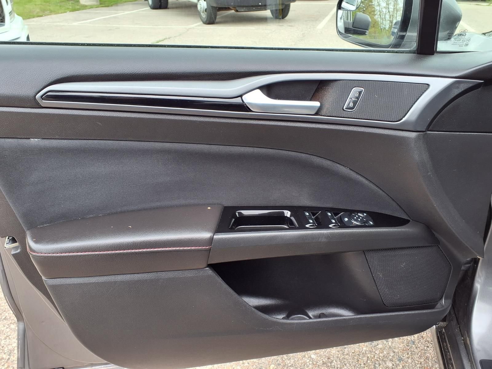 Used 2014 Ford Fusion SE FWD image 12