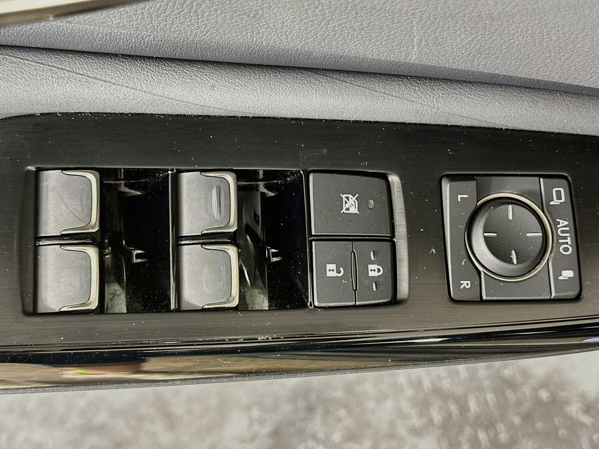 Used 2022 Lexus ES 350 Ultra Luxury w/ Accessory Package 2 FWD image 15