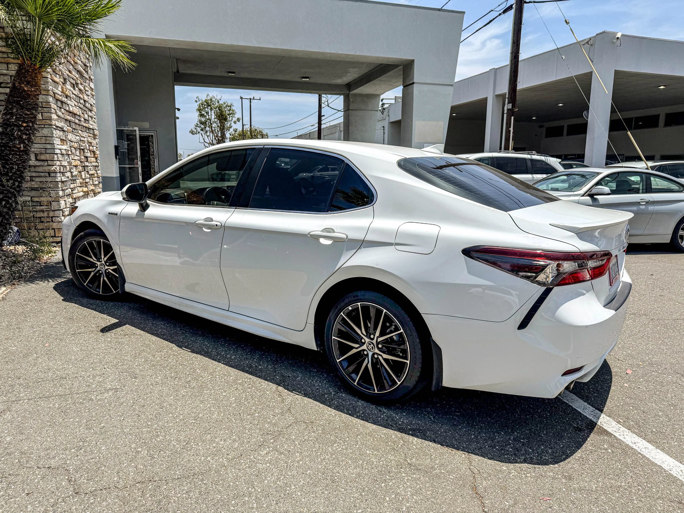 Used 2021 Toyota Camry SE w/ Audio Upgrade Package FWD image 3