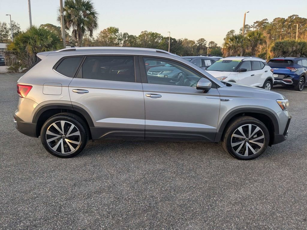 Used 2024 Volkswagen Taos SE image 3
