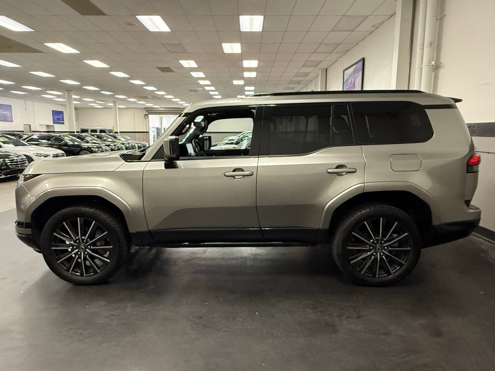 Used 2024 Lexus GX 550 w/ Accessory Package (2T) image 7