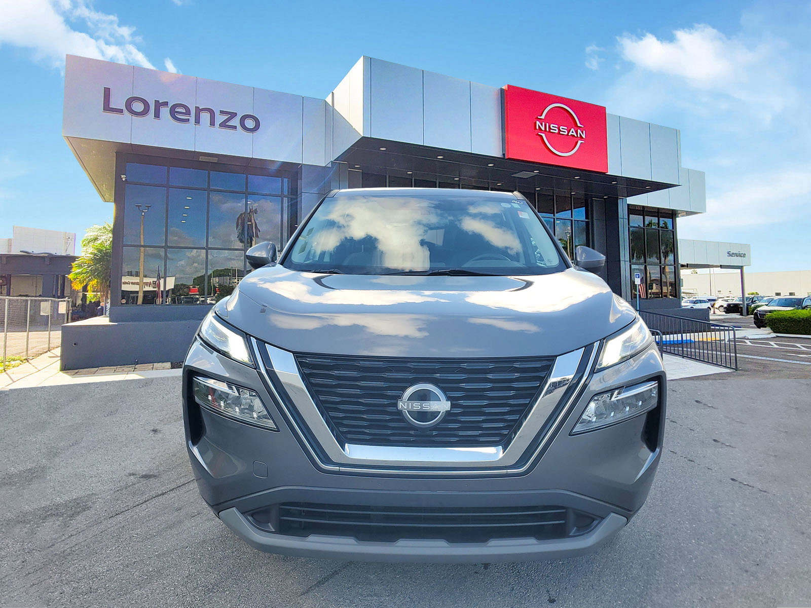 Used 2022 Nissan Rogue SV image 2