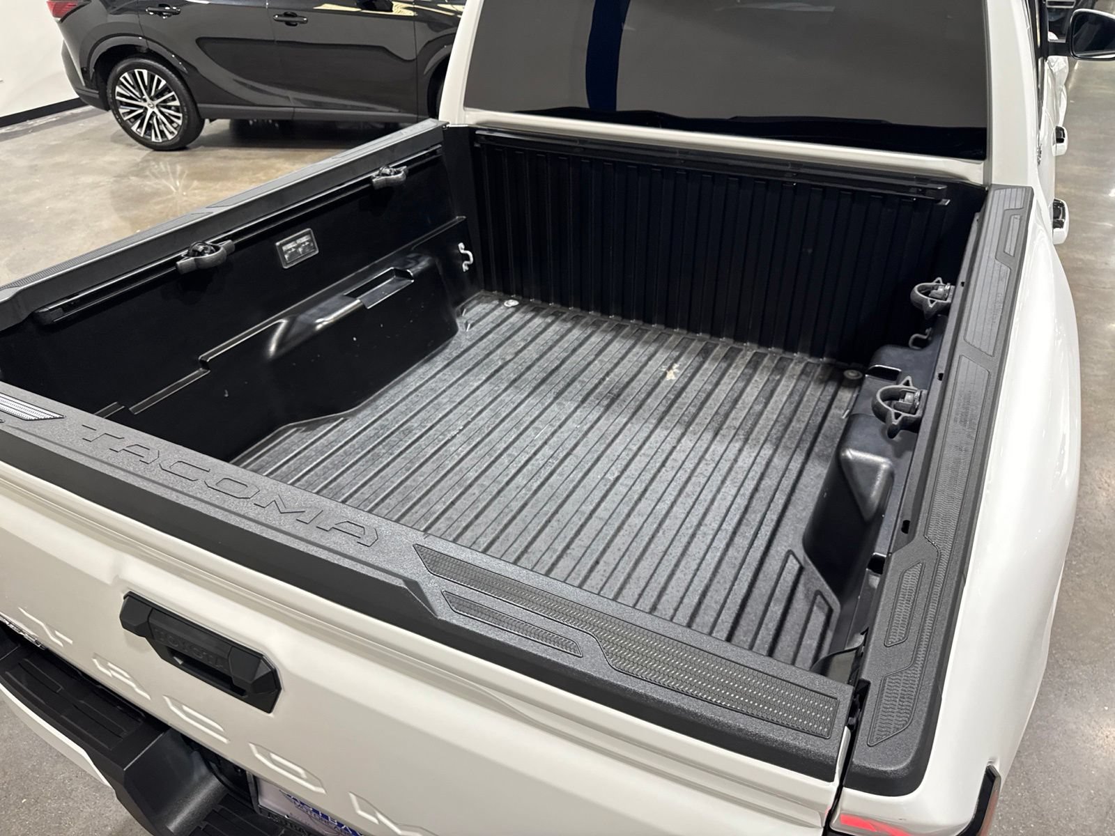 Used 2025 Toyota Tacoma SR5 AWD/4WD image 40