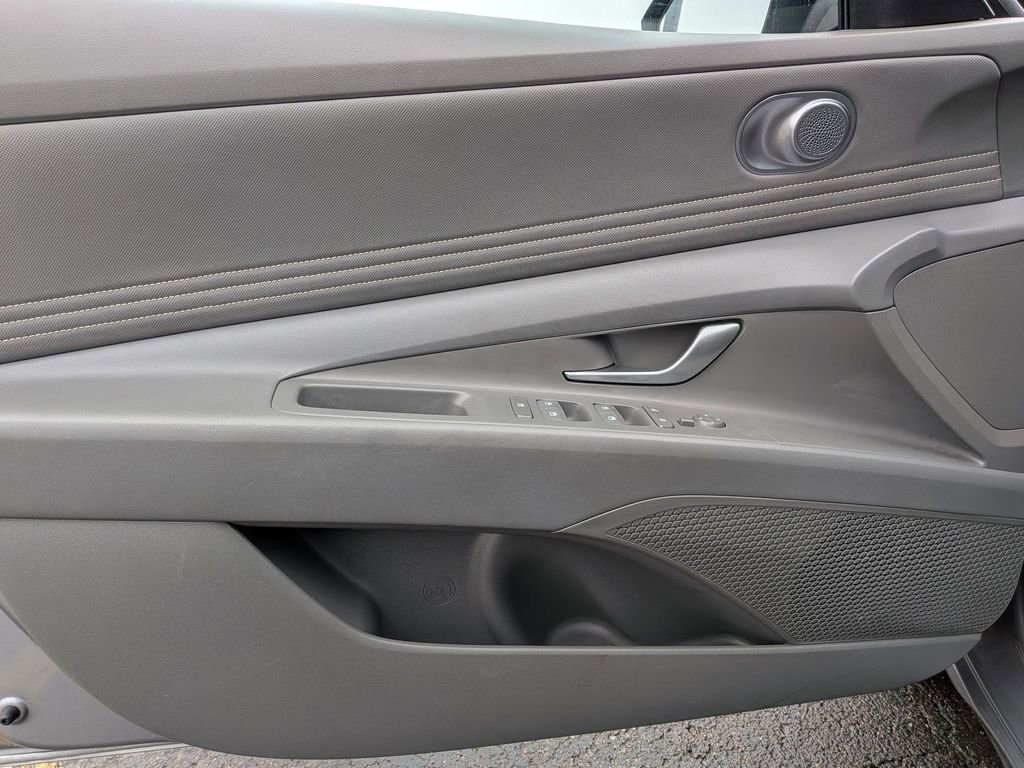 Used 2025 Hyundai Elantra SEL FWD image 9