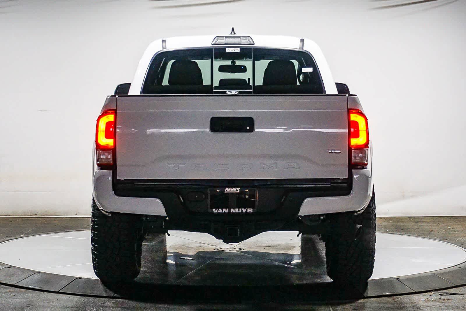 Used 2017 Toyota Tacoma TRD Sport AWD/4WD image 9