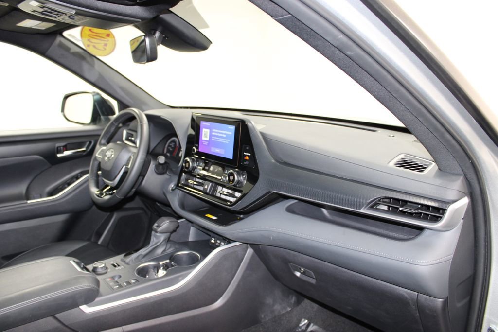 Used 2025 Toyota Highlander XSE image 31