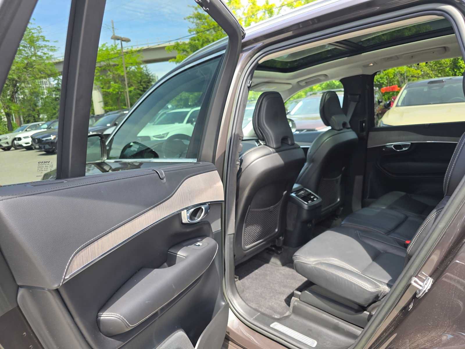 Certified 2023 Volvo XC90 B6 Ultimate w/ Lounge Package AWD/4WD image 17