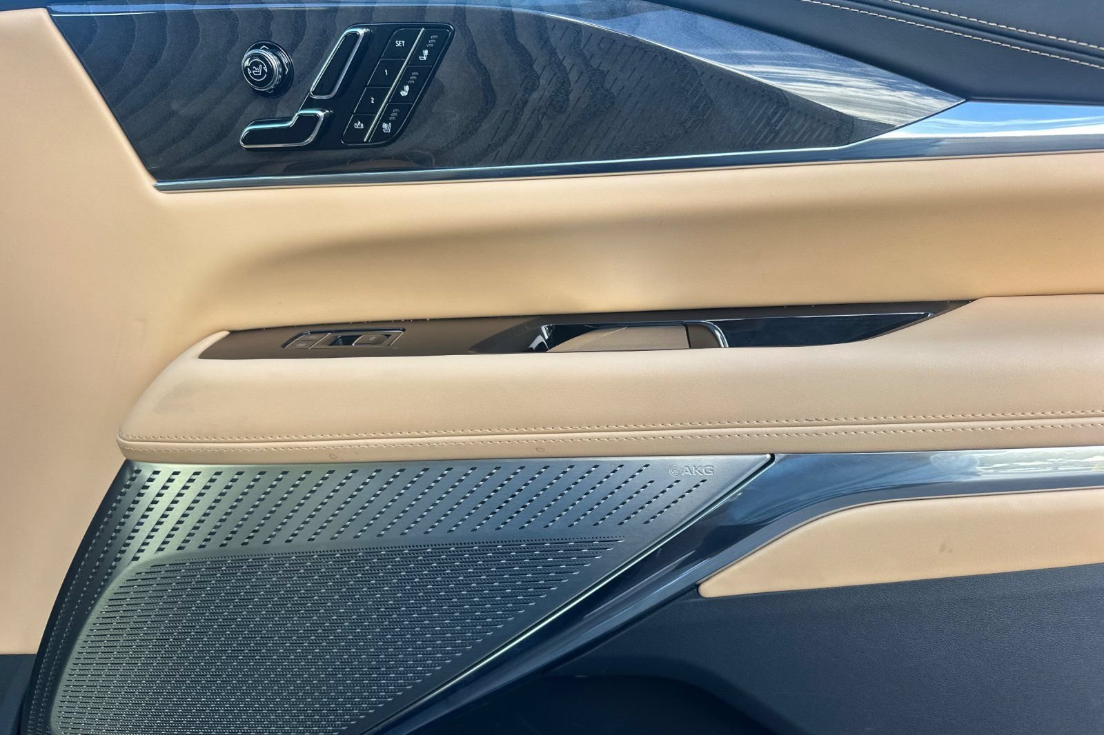 Certified 2026 Cadillac Escalade IQ Luxury 2 w/ LPO, Etrunk Organizer Package AWD/4WD image 21