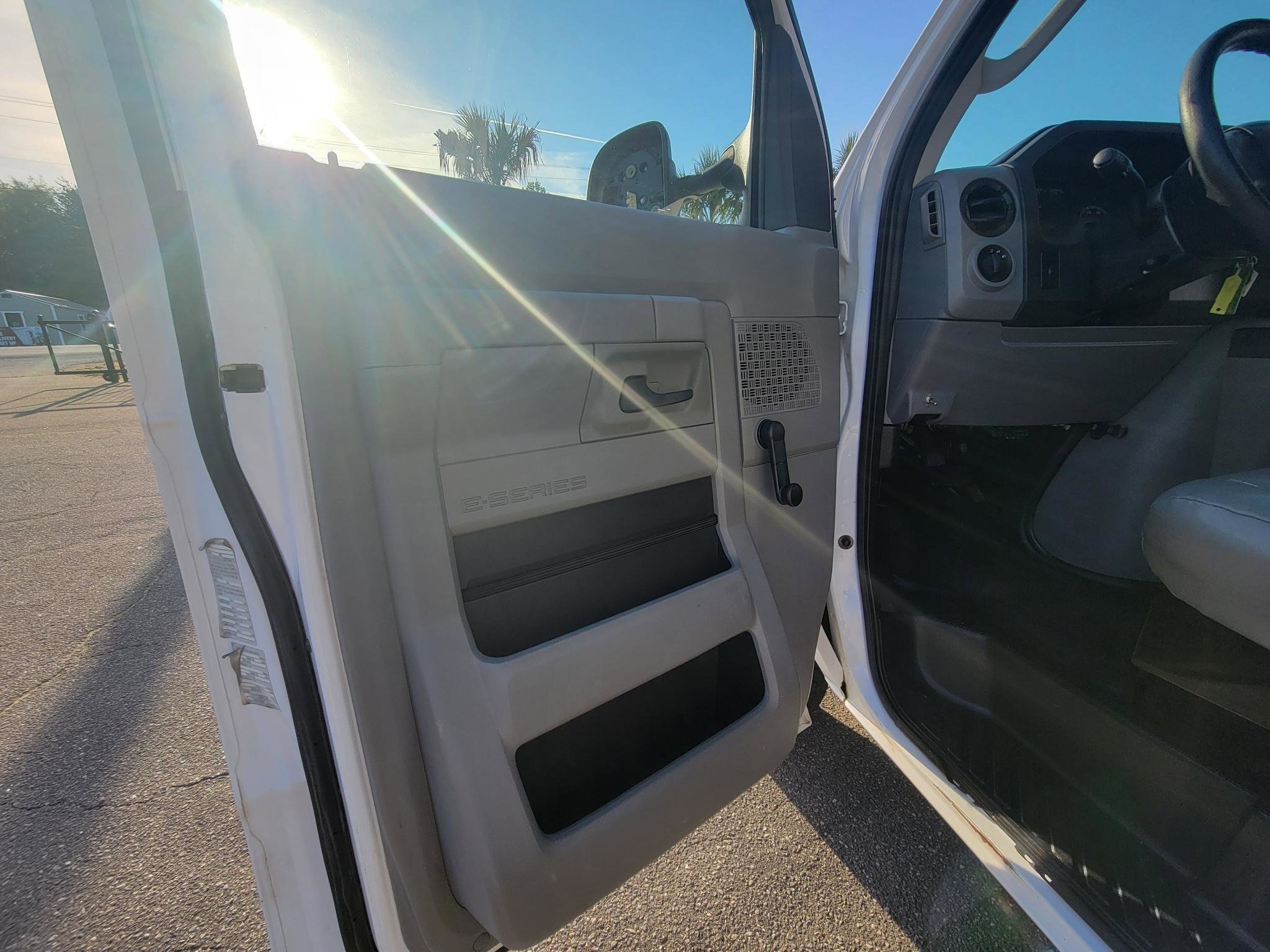 Used 2014 Ford E-150 and Econoline 150 RWD image 17