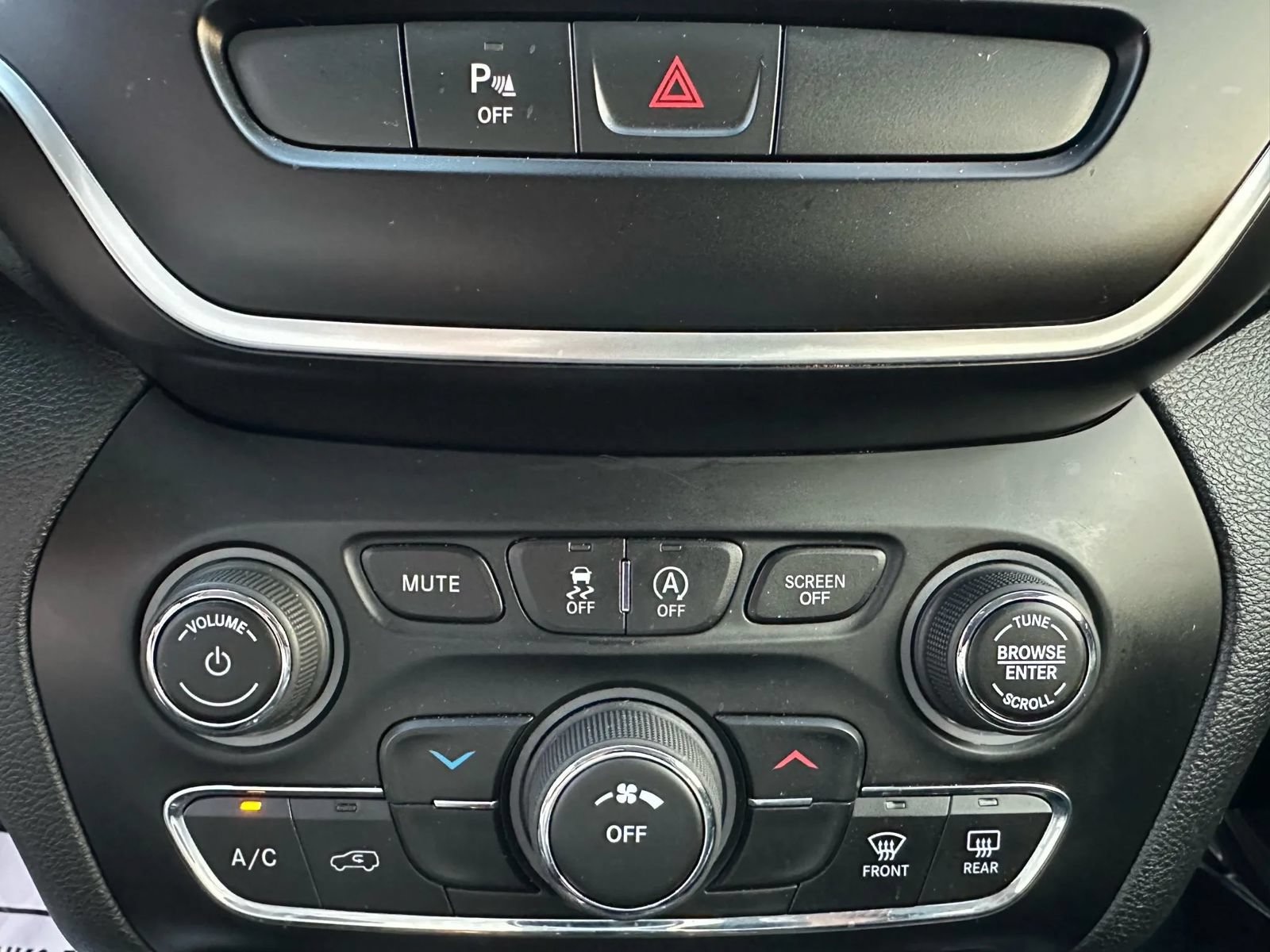 Used 2019 Jeep Cherokee Latitude Plus AWD/4WD image 16