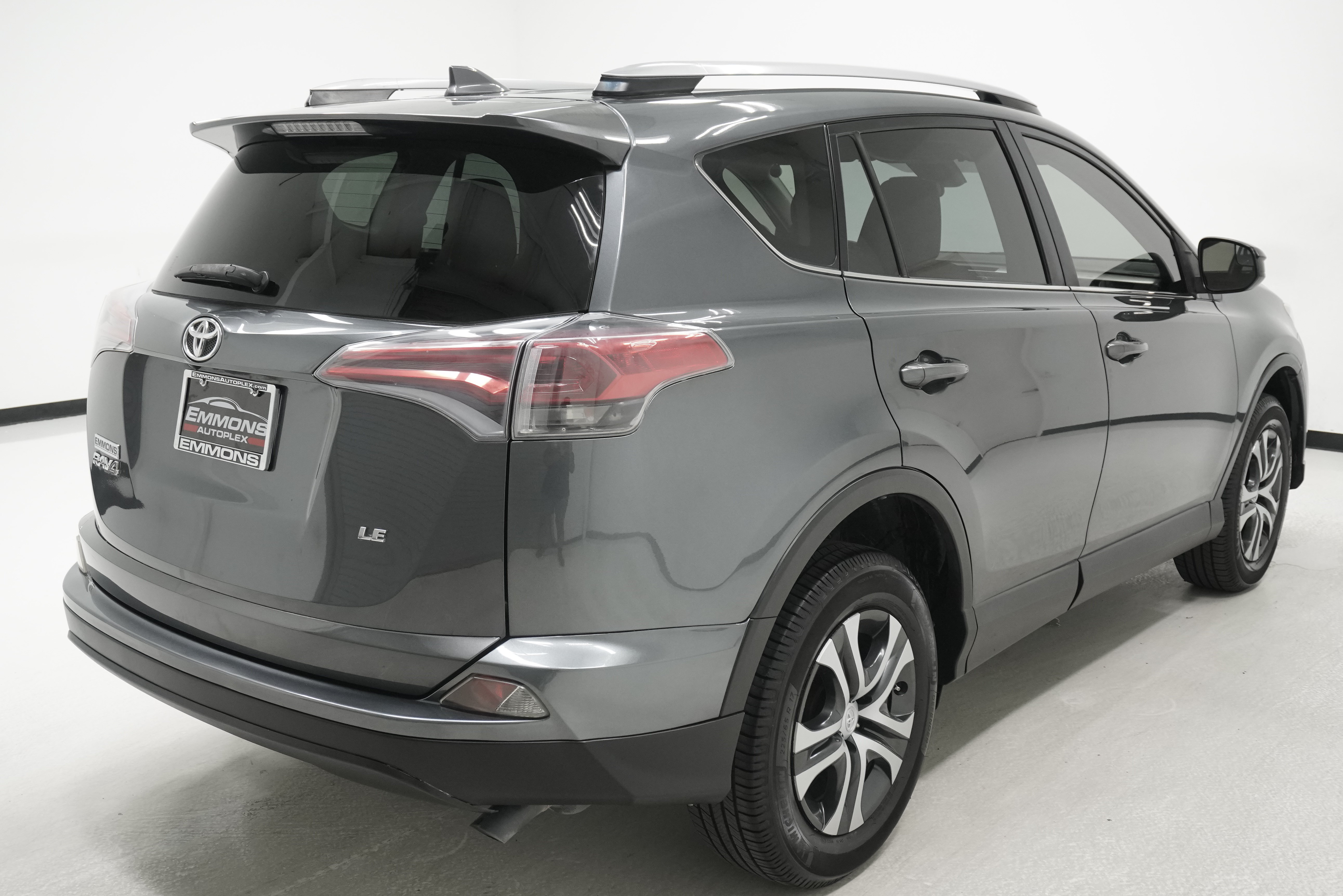 Used 2017 Toyota RAV4 LE FWD image 4