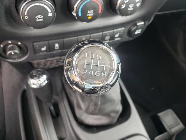 Used 2013 Jeep Wrangler Rubicon w/ PWR Convenience Group AWD/4WD image 18