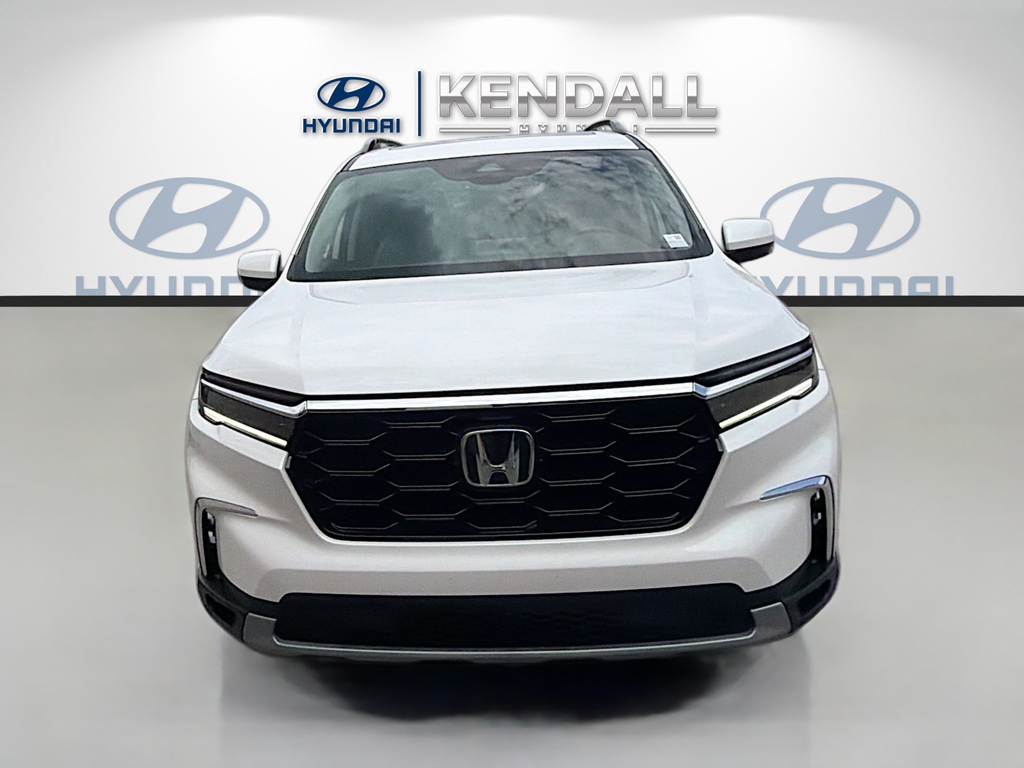 Used 2025 Honda Pilot Touring image 2