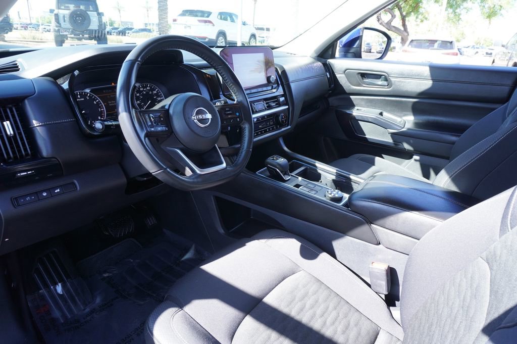 Certified 2025 Nissan Pathfinder SV image 17