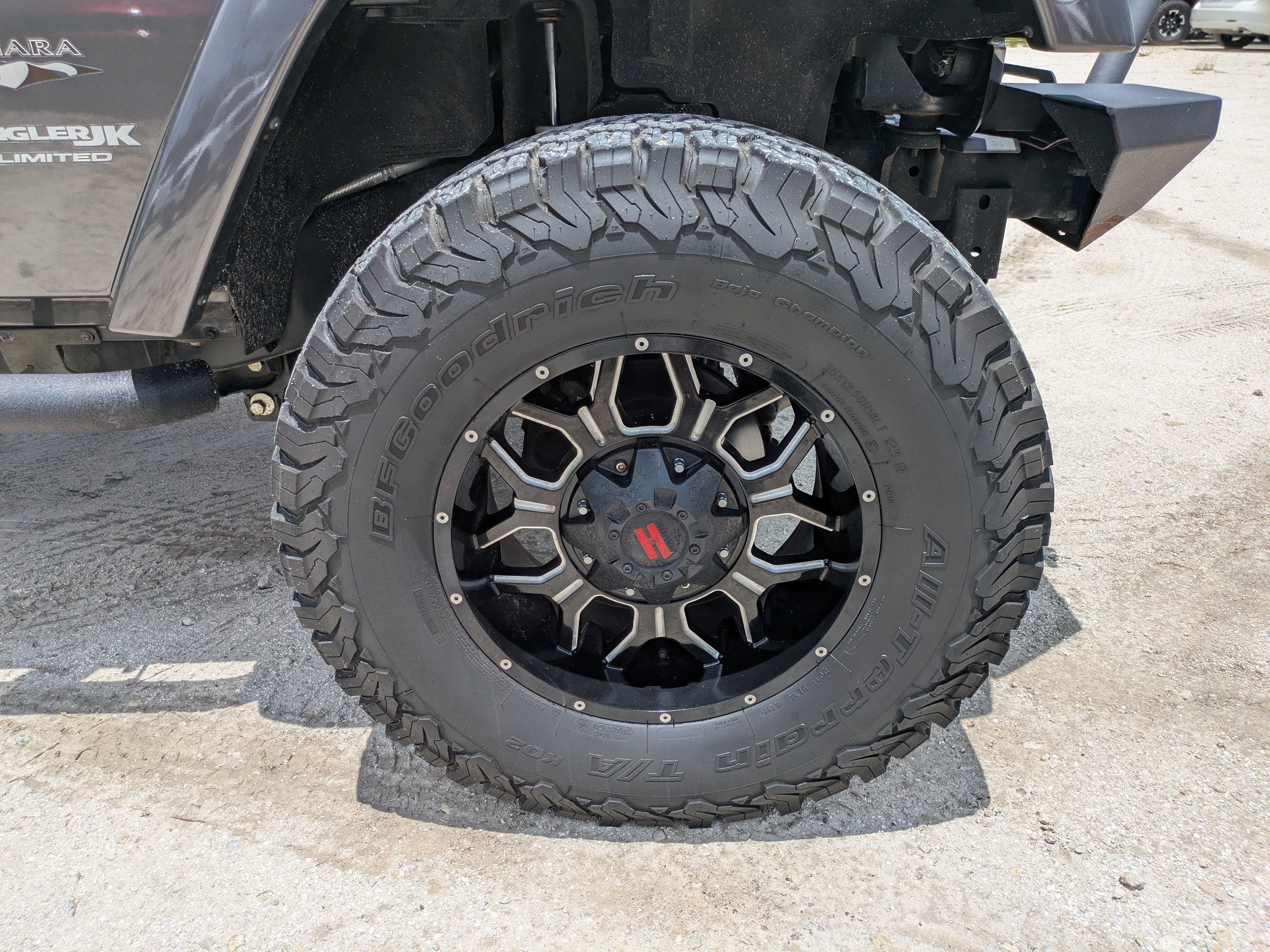 Used 2018 Jeep Wrangler Unlimited Sahara AWD/4WD image 11