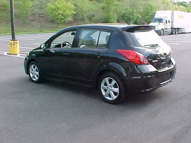Used 2011 Nissan Versa SL w/ Premium Pkg image 9