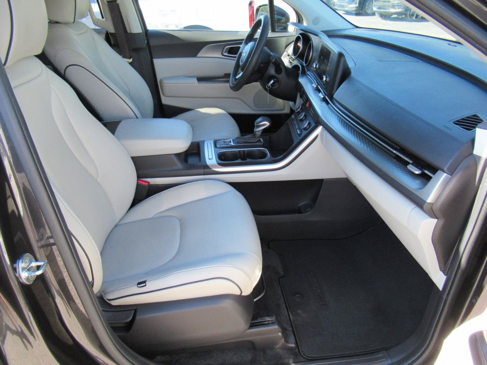 Used 2022 Kia Carnival LX FWD image 11