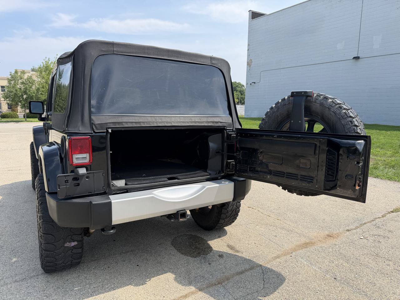 Used 2012 Jeep Wrangler Unlimited Sahara w/ Dual Top Group AWD/4WD image 7