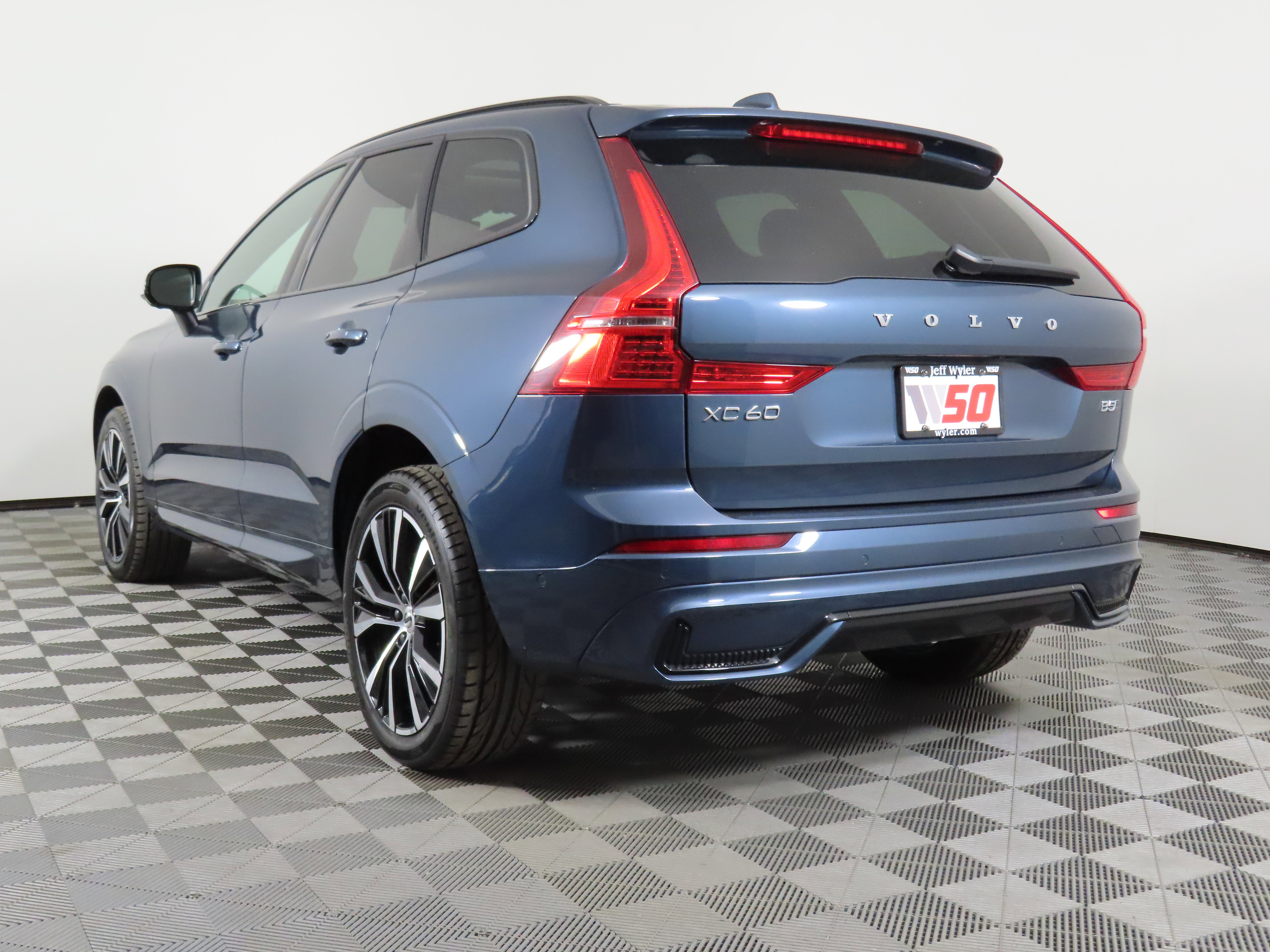 Used 2024 Volvo XC60 B5 Plus image 37