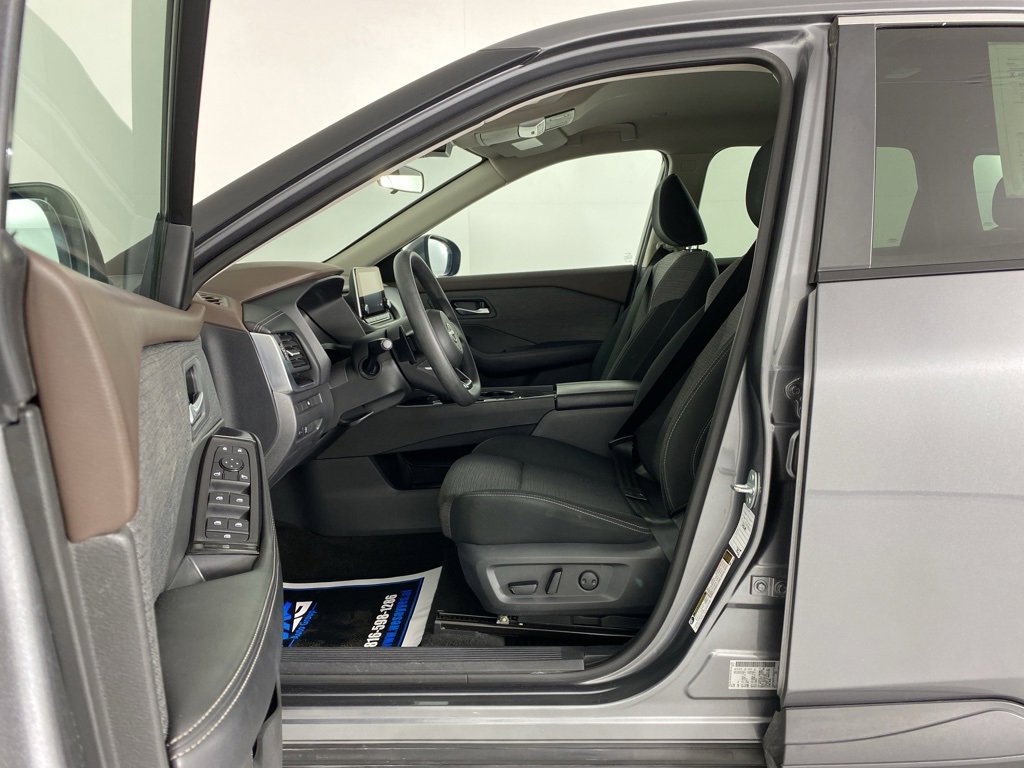 Used 2023 Nissan Rogue S image 11