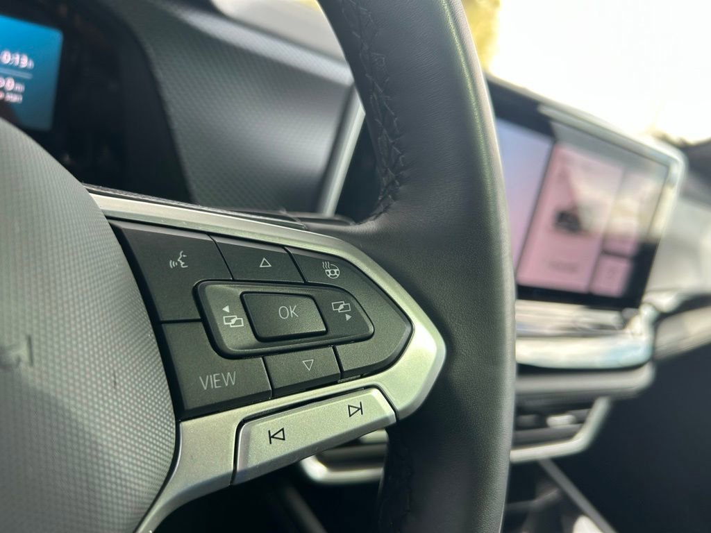 Used 2025 Volkswagen Atlas Cross Sport SEL Premium R-Line image 18