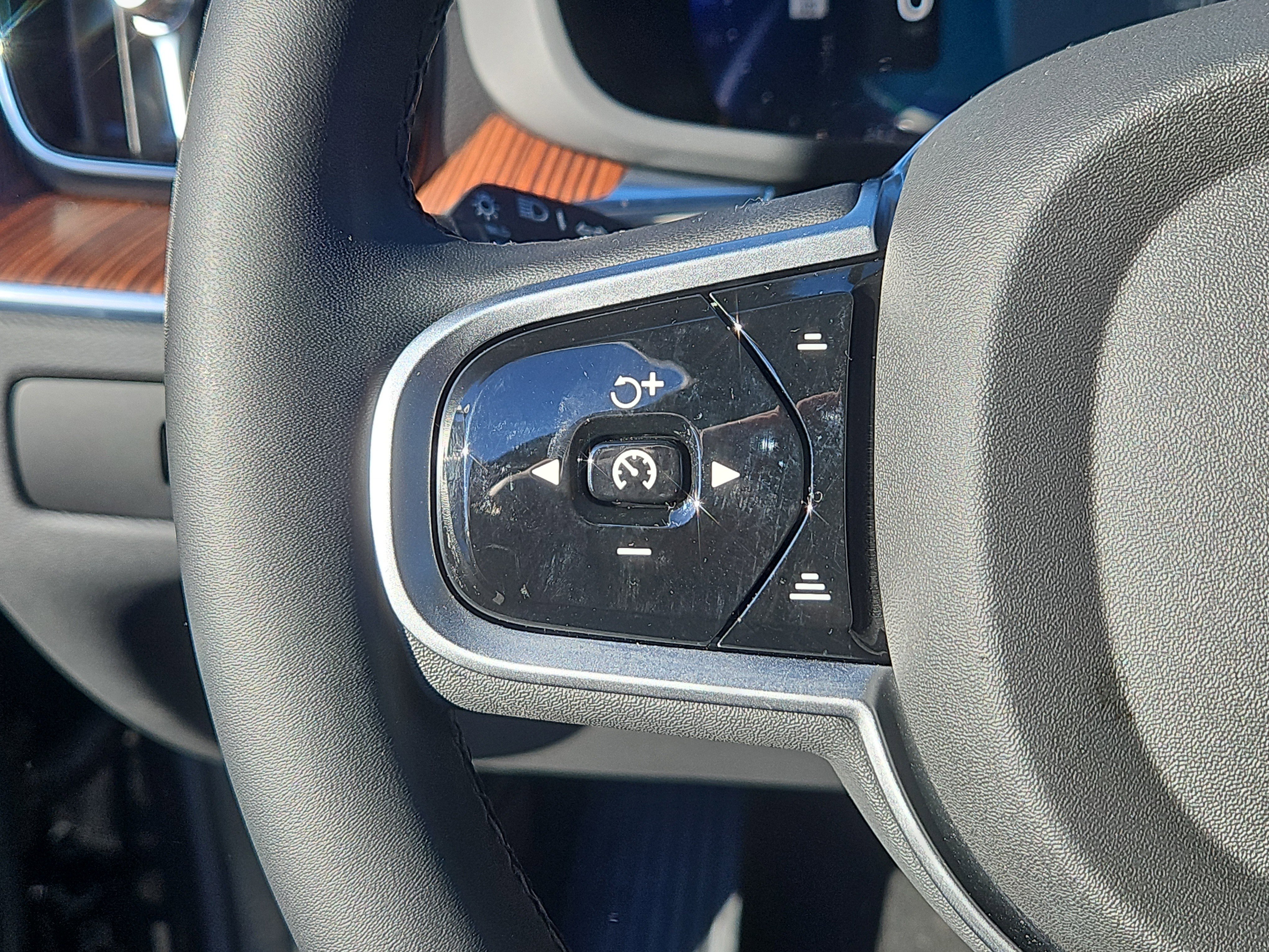 Used 2025 Volvo XC60 B5 Ultra w/ Protection Package Premier image 21