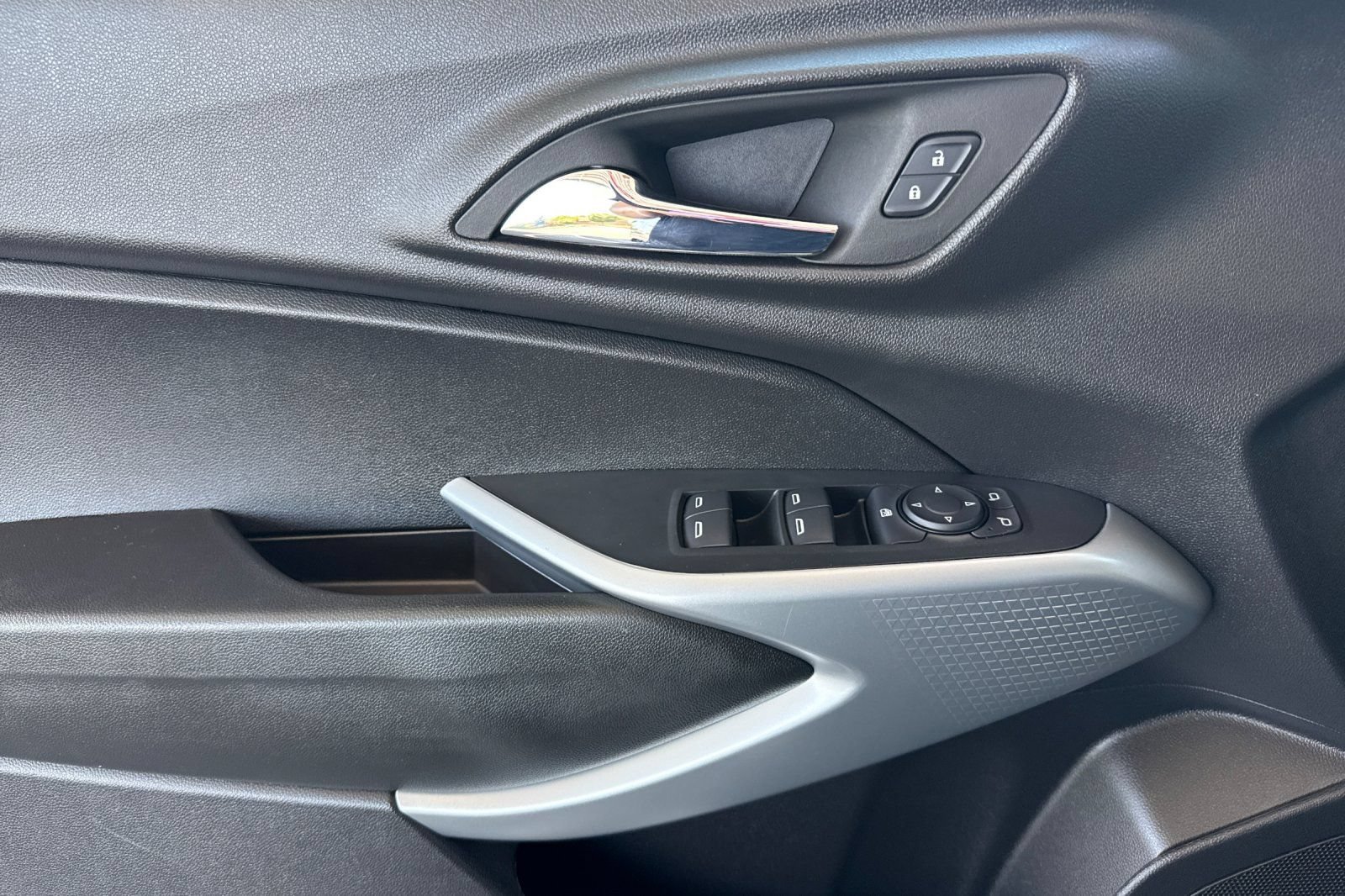Used 2025 Chevrolet Trax LS FWD image 17