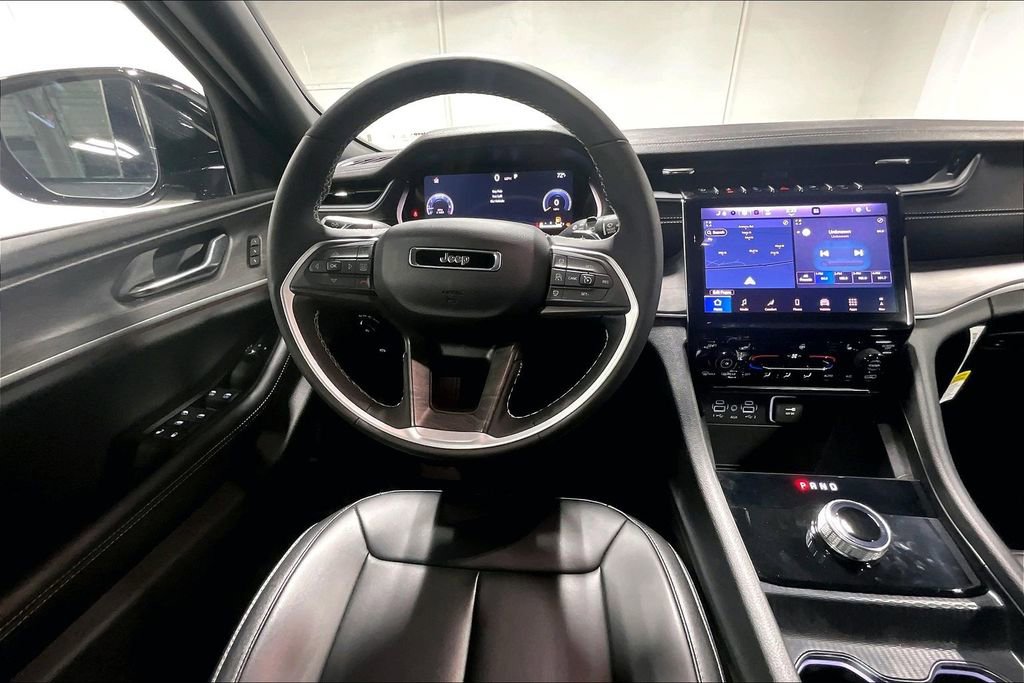 Used 2025 Jeep Grand Cherokee Limited image 7