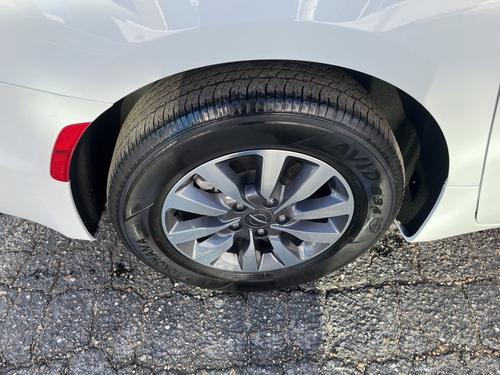 Used 2023 Chrysler Pacifica Limited image 32