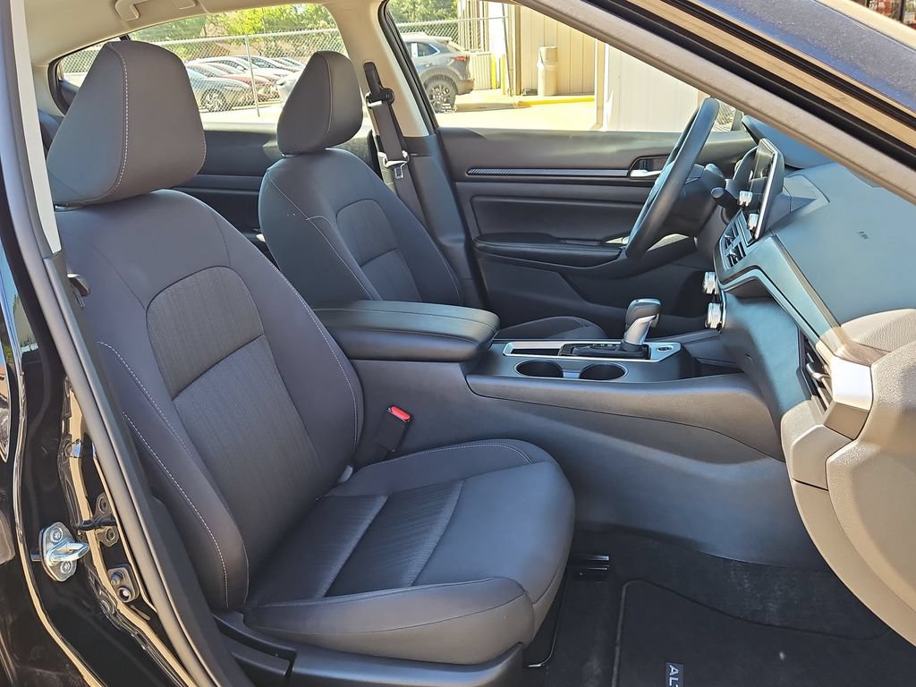 Used 2025 Nissan Altima 2.5 SV FWD image 31