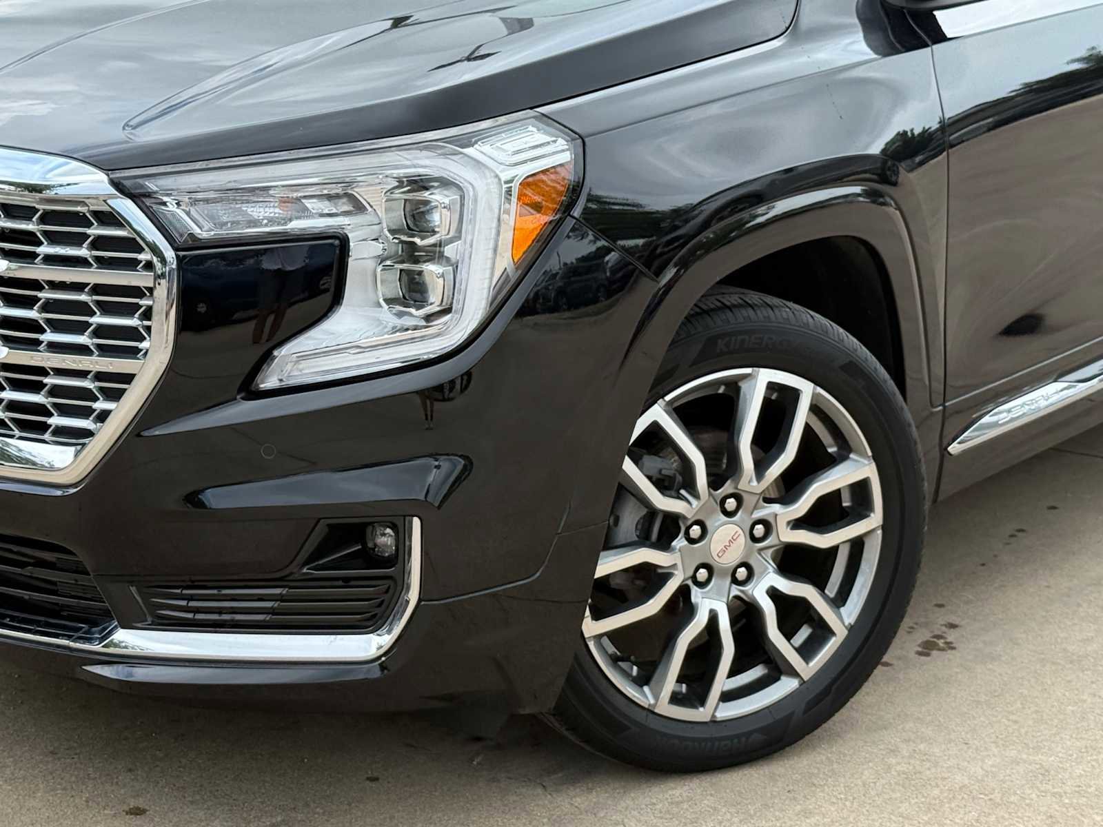 Used 2022 GMC Terrain Denali w/ LPO, Cargo Package AWD/4WD image 4