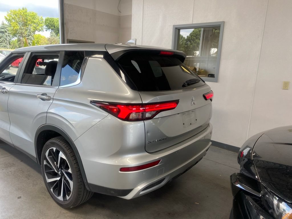 Used 2024 Mitsubishi Outlander SE FWD image 3