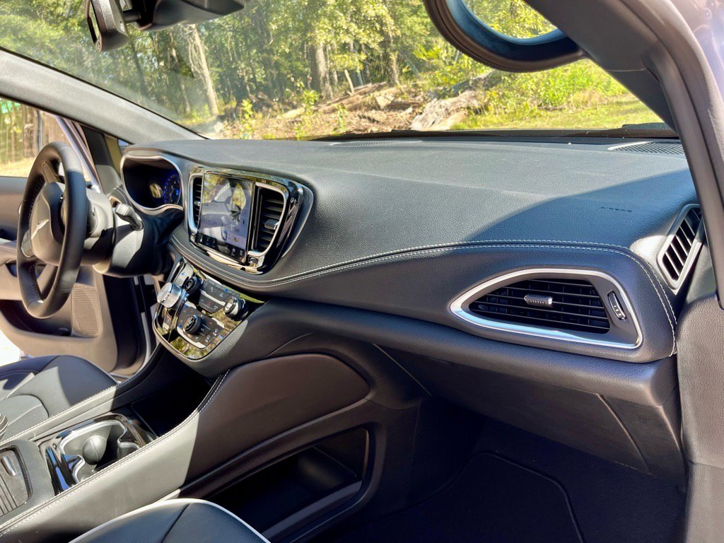 New 2026 Chrysler Pacifica Limited image 17