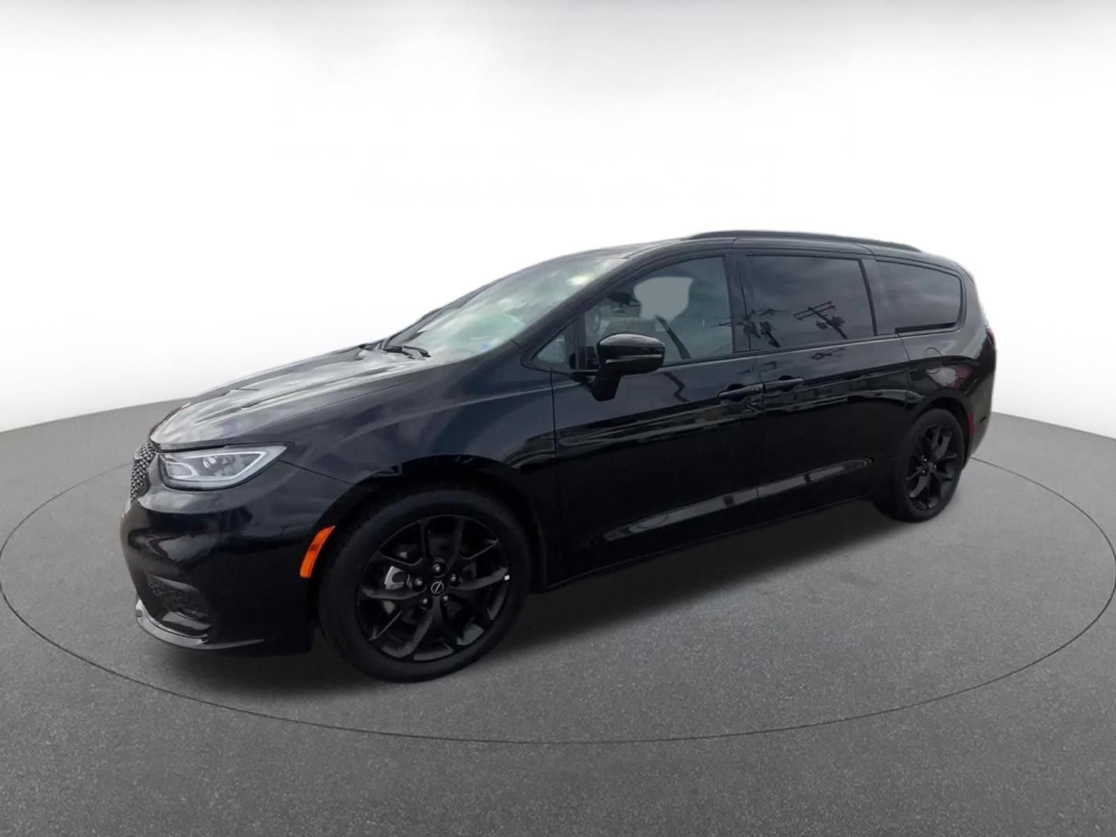 Used 2025 Chrysler Pacifica Limited image 8