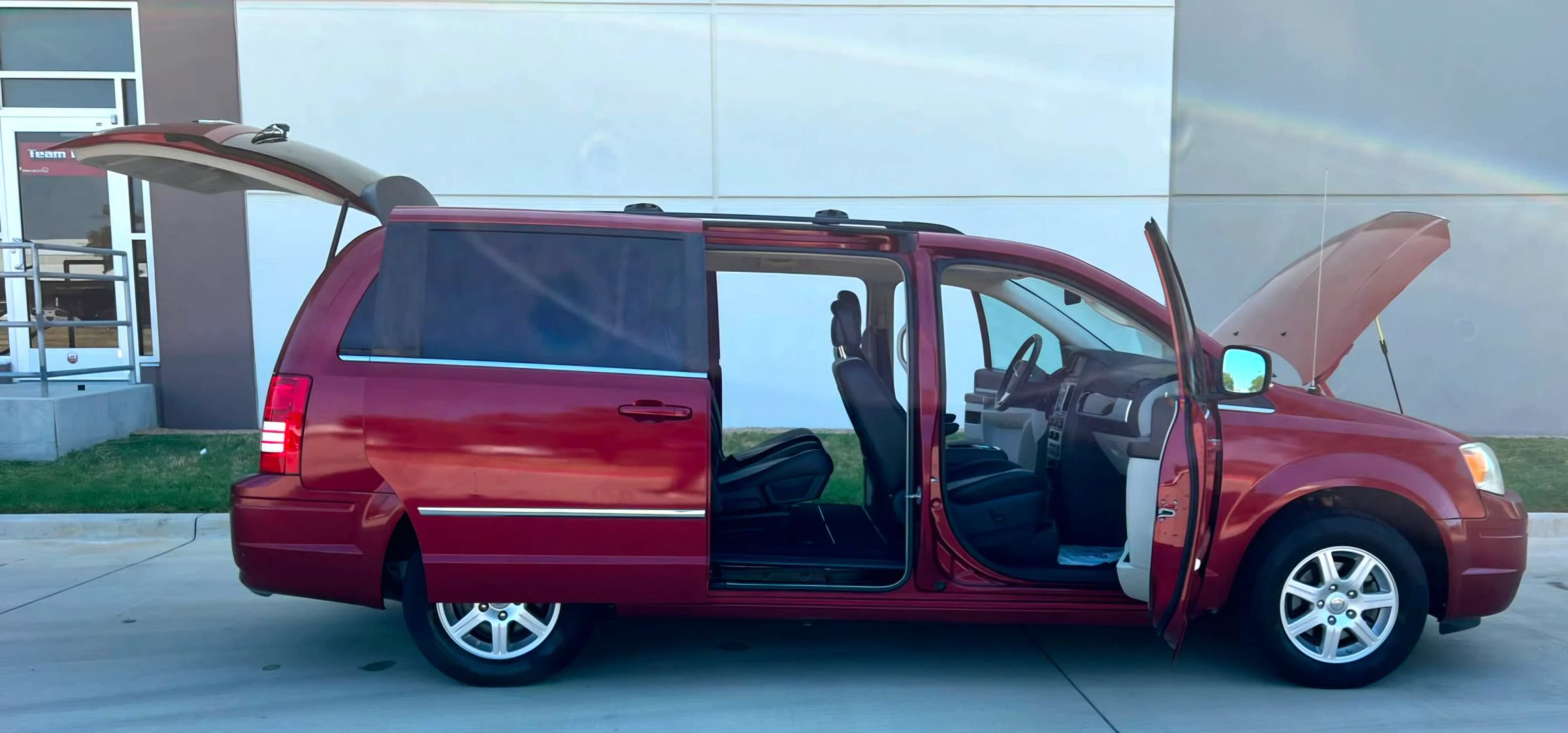 Used 2010 Chrysler Town & Country Touring Plus w/ Safetytec Group FWD image 16
