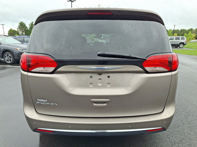 Used 2017 Chrysler Pacifica Touring-L Plus w/ Advanced Safetytec Group FWD image 6