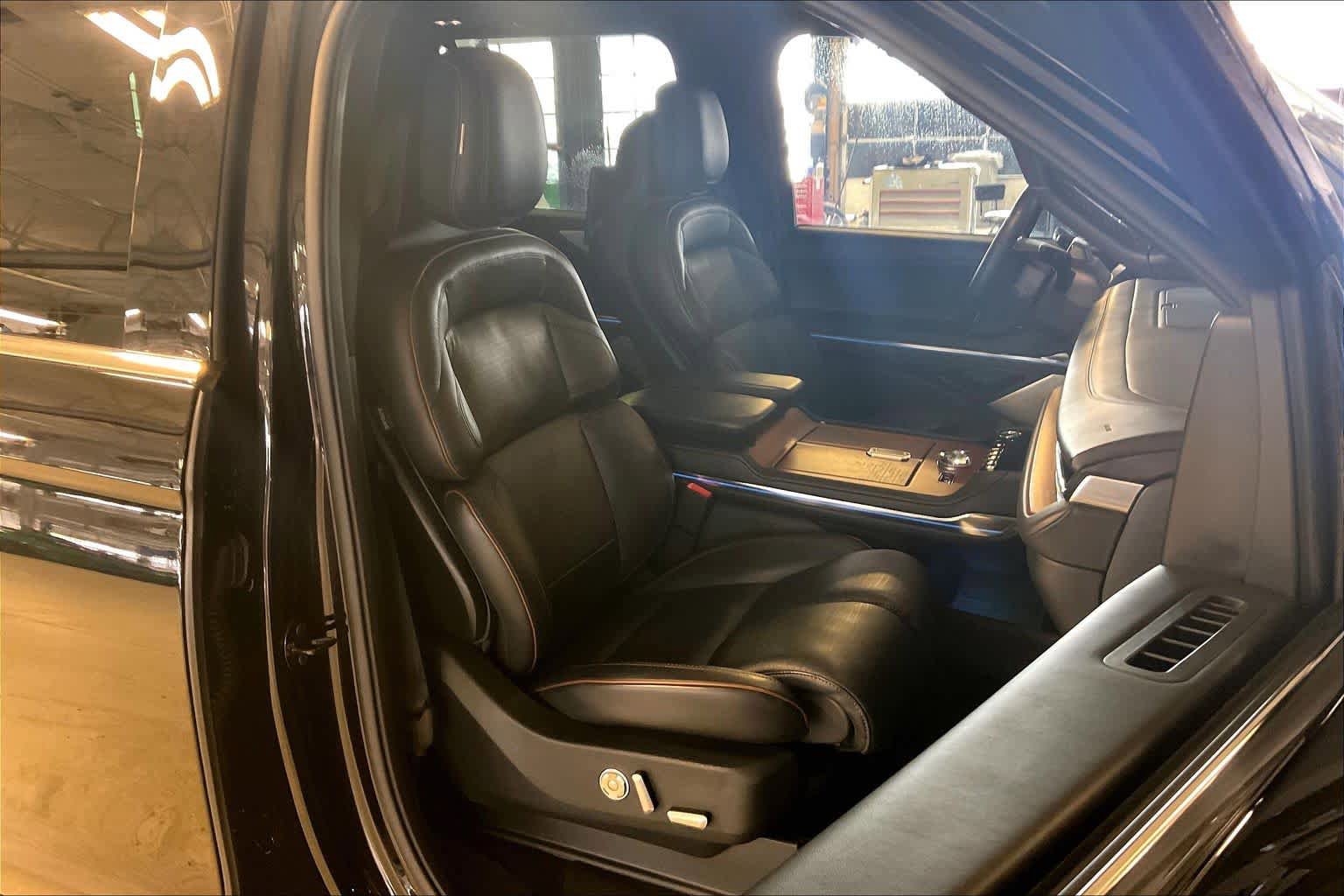 Used 2025 Lincoln Navigator Black Label AWD/4WD image 8