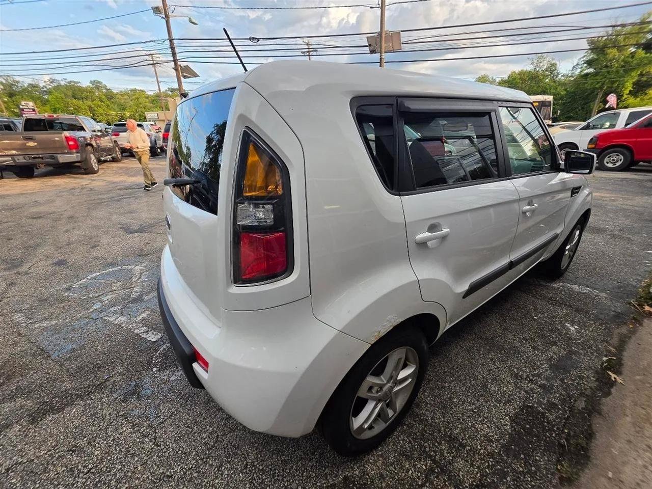 Used 2011 Kia Soul + w/ Audio Pkg FWD image 8