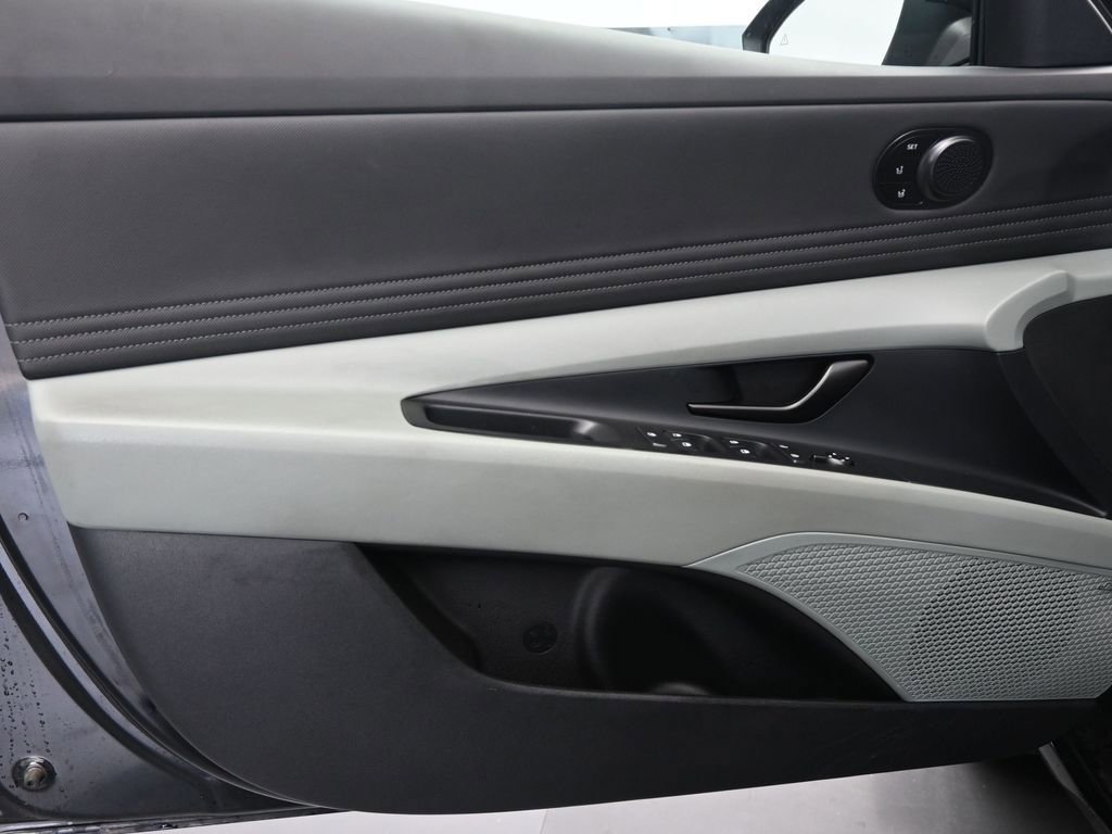 Used 2025 Hyundai Elantra Limited image 21